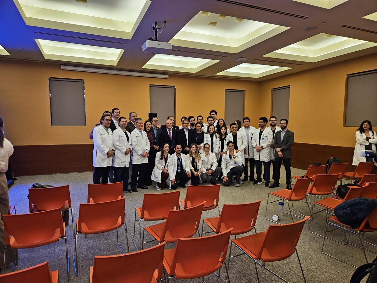 Luis Fernández-Vega posa con estudiantes y profesores de la facultad de Medicina del Instituto Tecnológico de Monterrey.