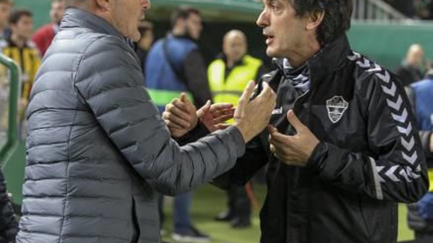 Los técnicos Víctor y Pacheta charlan antes del partido.