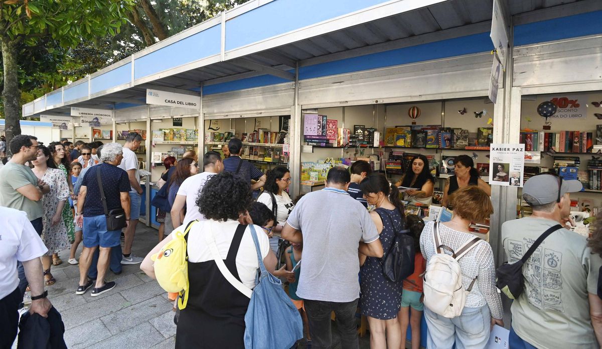 Asistentes a la Feria del Libro en la Plaza de Compostela de Vigo.