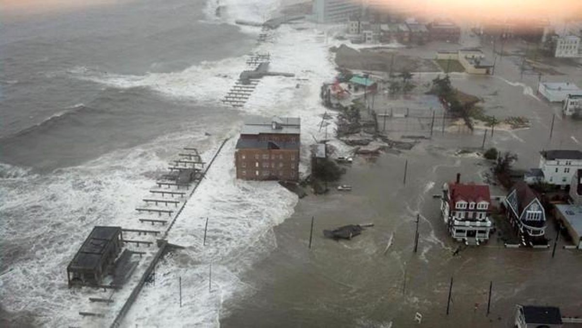 La imatge cedida per la cadena de notícies ABC, mostra com entra l’aigua a la costa d’Atlantic City i arrossega diverses edificacions. El ’Sandy’ va tocar terra a les vuit del vespre, encara que gairebé tot la ciutat ja estava inundada per la força de l’aigua.