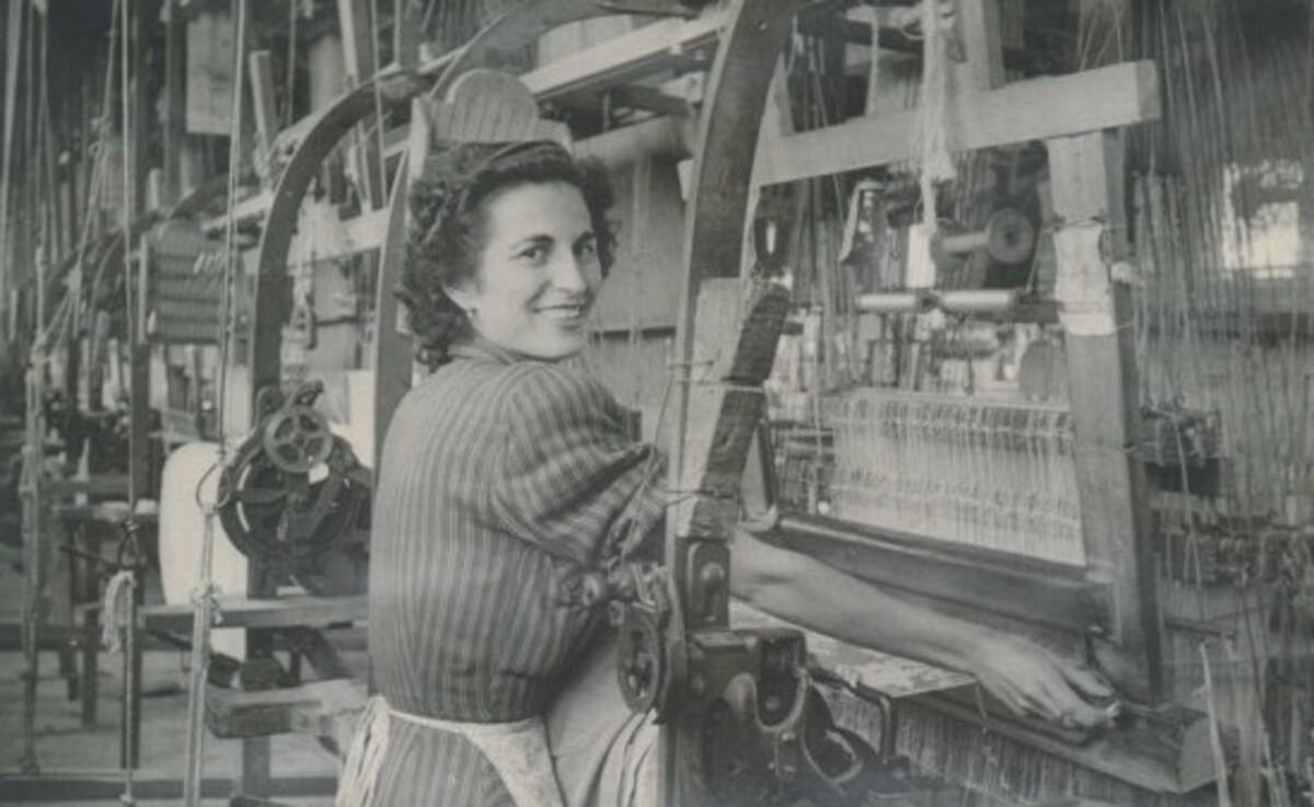 Una trabajadora en la fábrica de seda de Moncada.