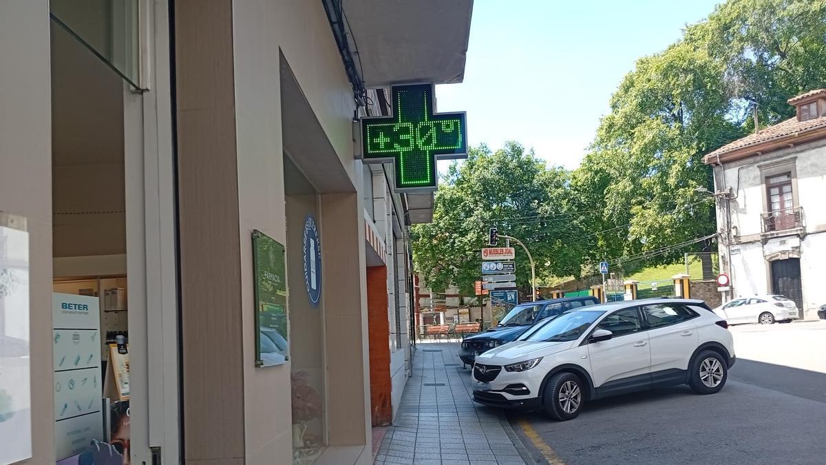 Termómetro de la farmacia Patallo, en Cimadevilla, en una foto tomada a las dos y veinte de la tarde de este jueves.