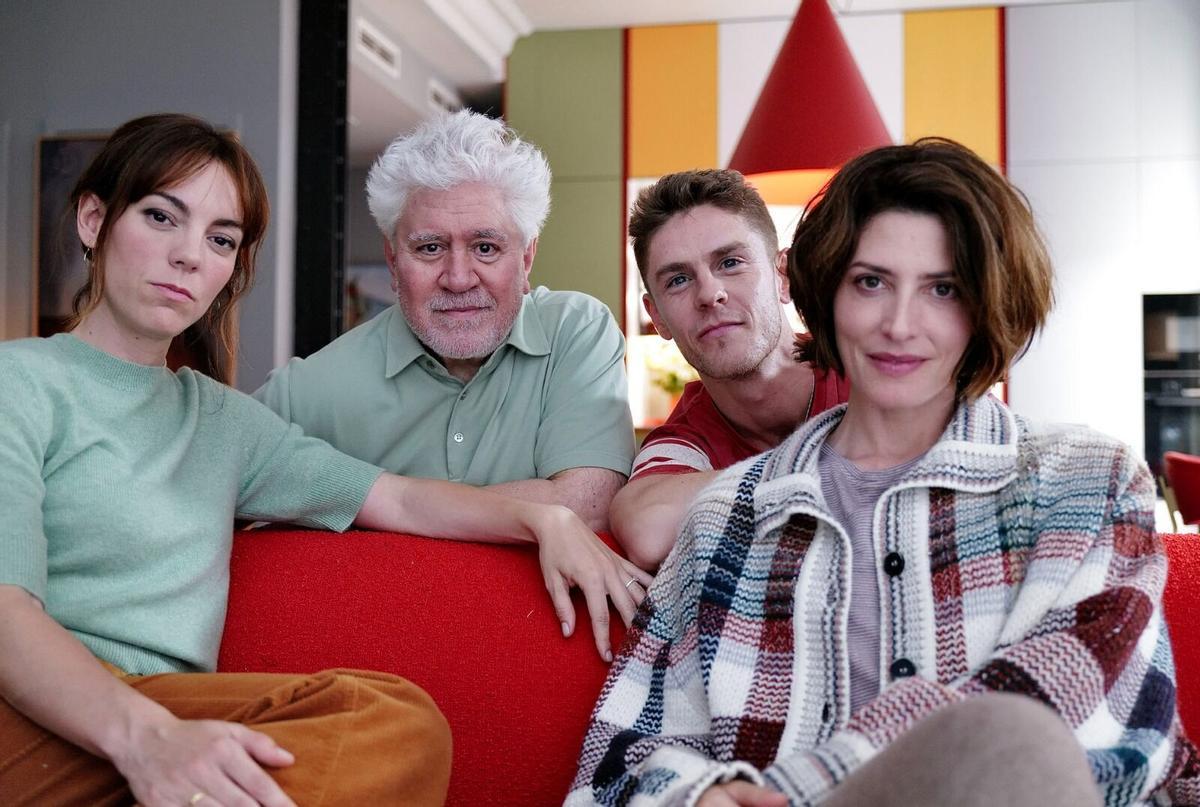 De izquierda a derecha, Victoria Luengo, Pedro Almodóvar, Patrick Criado y Barbara Lenie. EFE/EL DESEO. ////SOLO USO EDITORIAL///