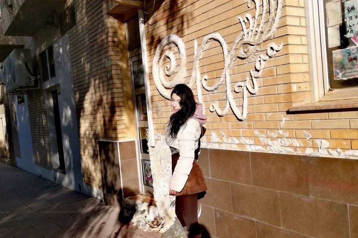 L'artista Patrícia Soler davant la Casa Museu, el taller de Roses on hi ha tancades les seves obres.