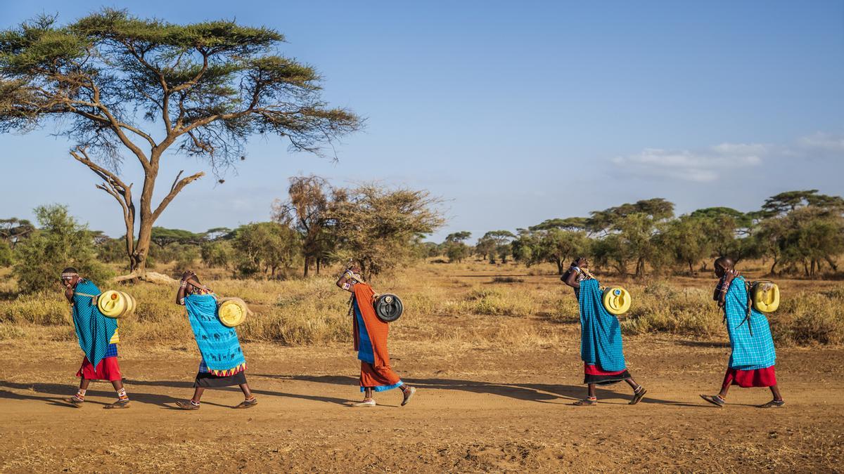 Mujeres masái llevando agua.
