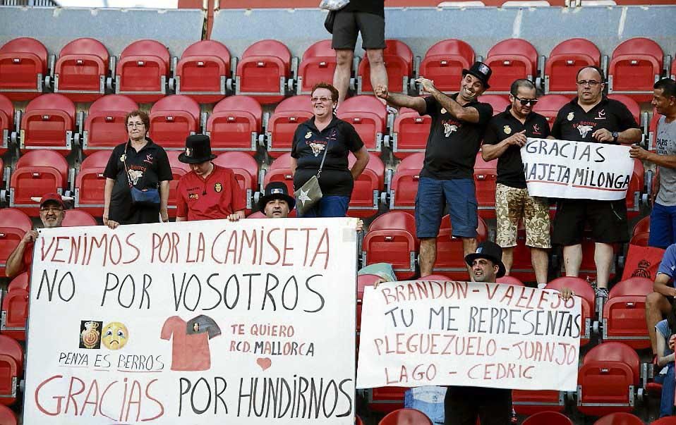 Dolor y rabia de aficionados del Mallorca en el último partido de Segunda