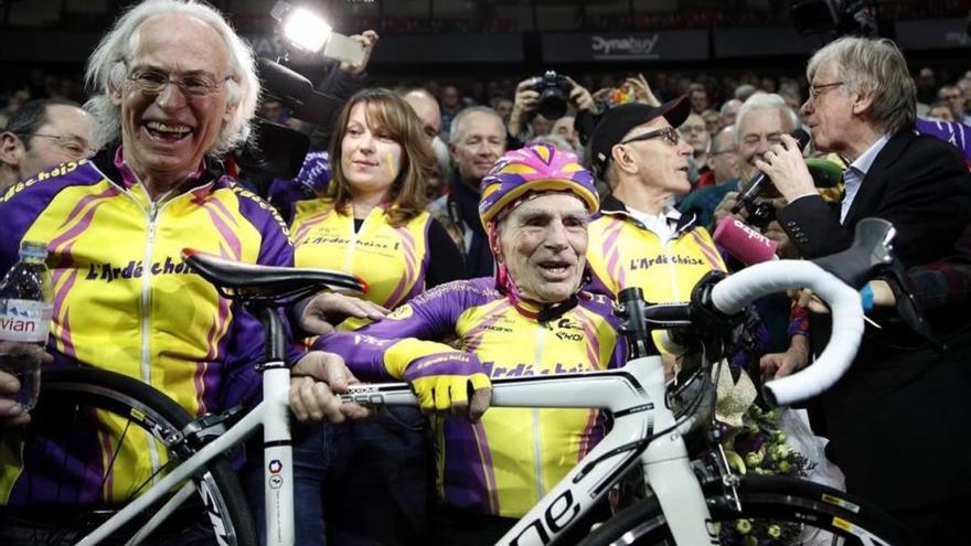 El abuelo de Francia logra el récord de la hora para mayores de 105 años