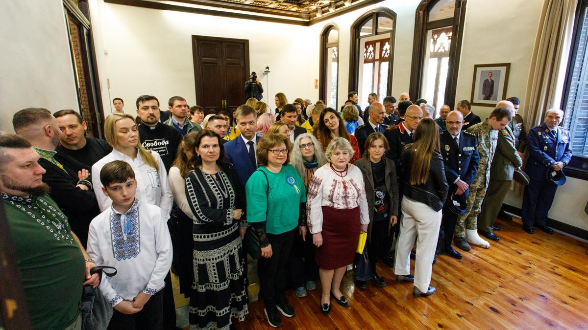 Oksana Gollyak y Olga Dzyuban, junto a otros participantes en el acto de homenaje de los dos años de la guerra en Ucrania de la Delegación del Gobierno en Catalunya.