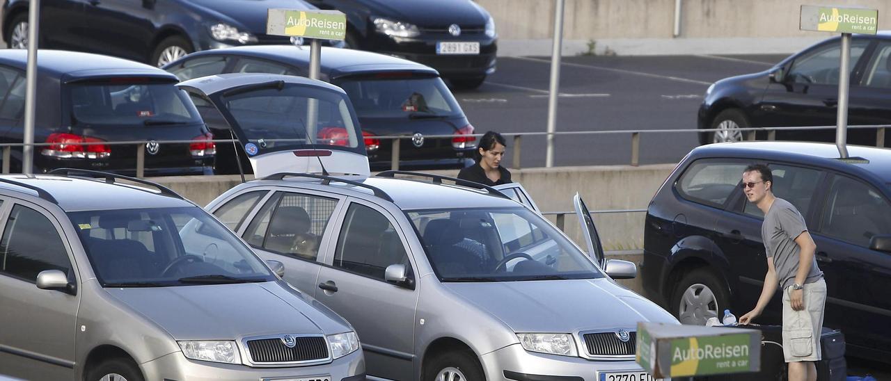 Dos turistas acceden a un vehículo de alquiler