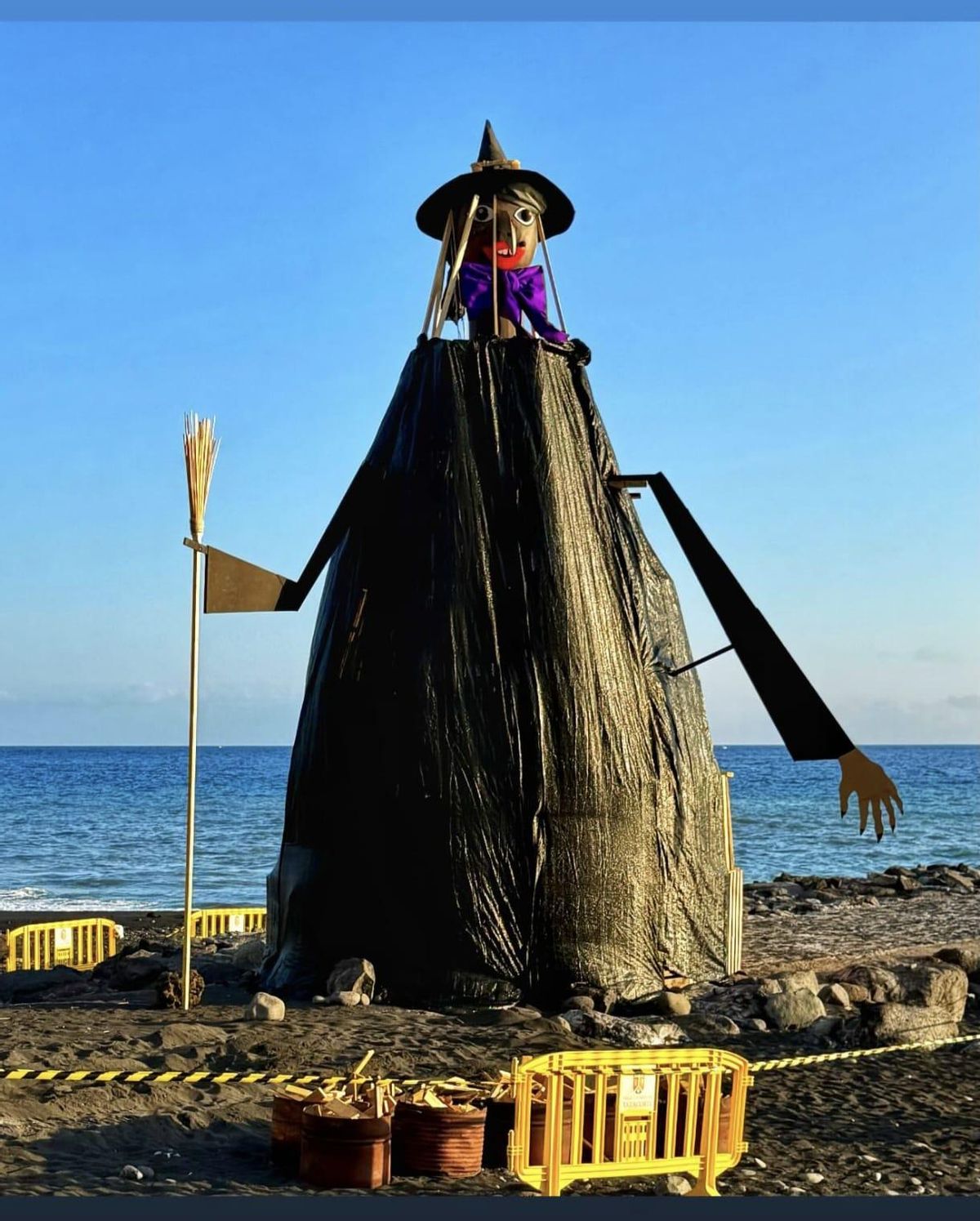 Esctructura para la hoguera de San Juan en Tazacorta antes del acto vandálico.