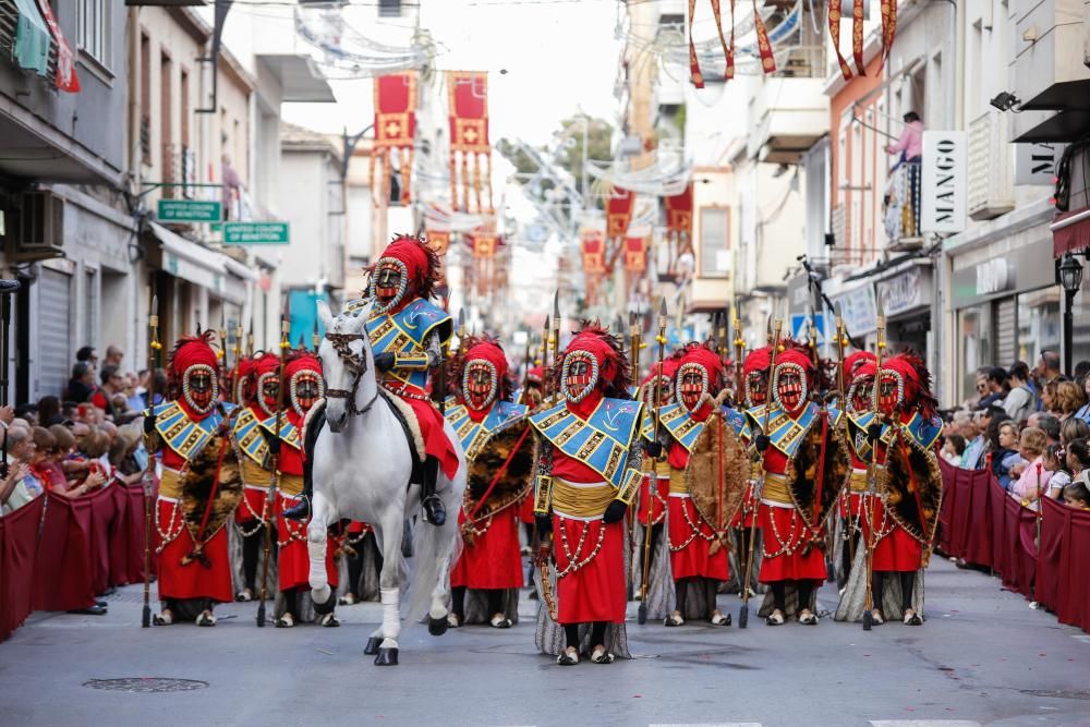 El bando de la media luna ofreció un majestuoso espectáculo en el segundo gran desfile de los Moros y Cristianos de la ciudad