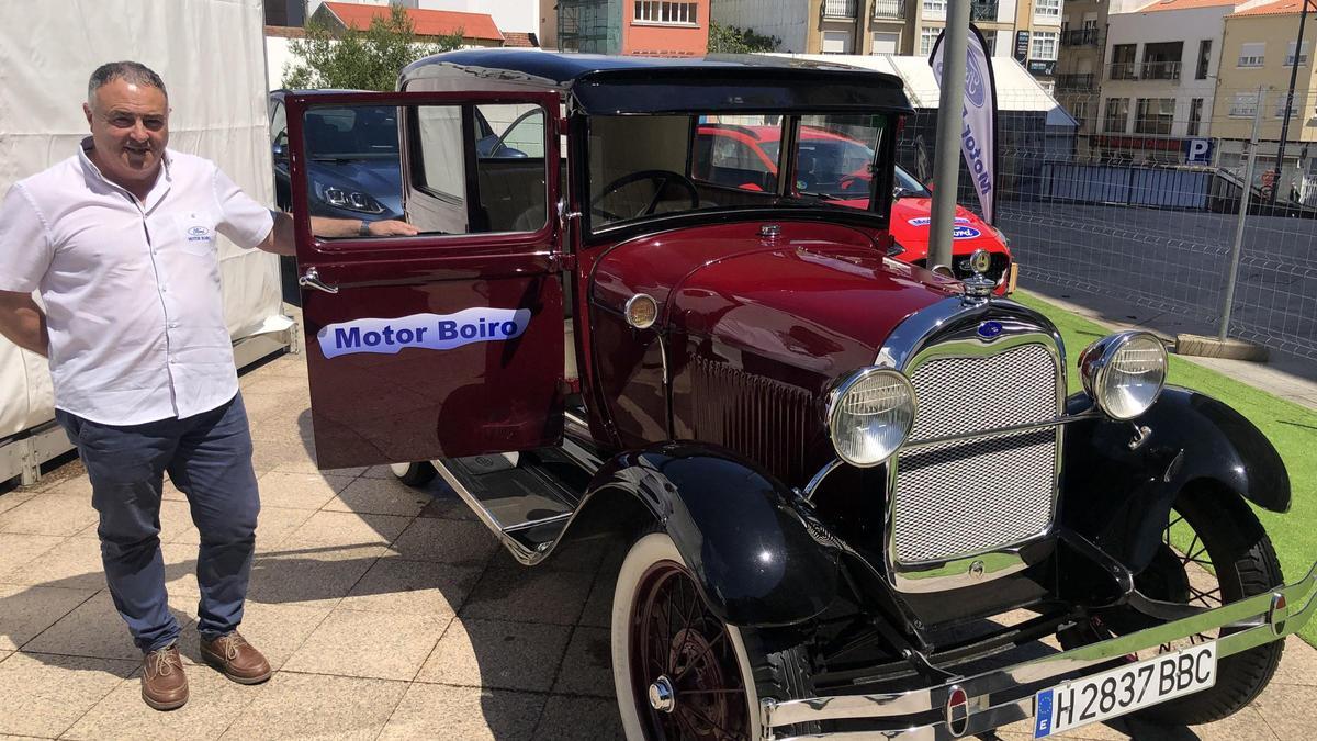 Manuel Otero junto al Ford A que expone en la feria ribeirense