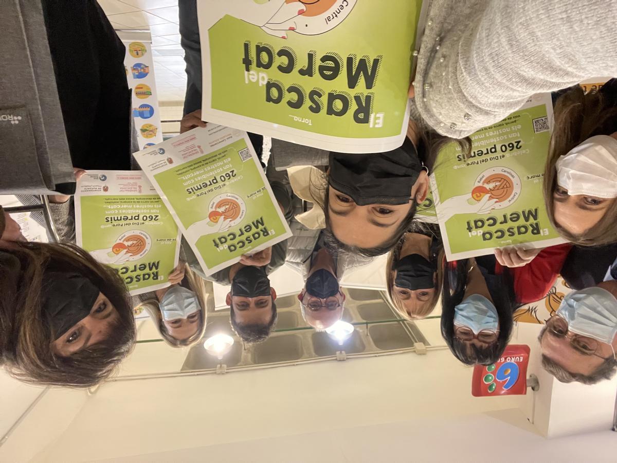 Representantes del Ayuntamiento y de los mercados, promotores de la campaña