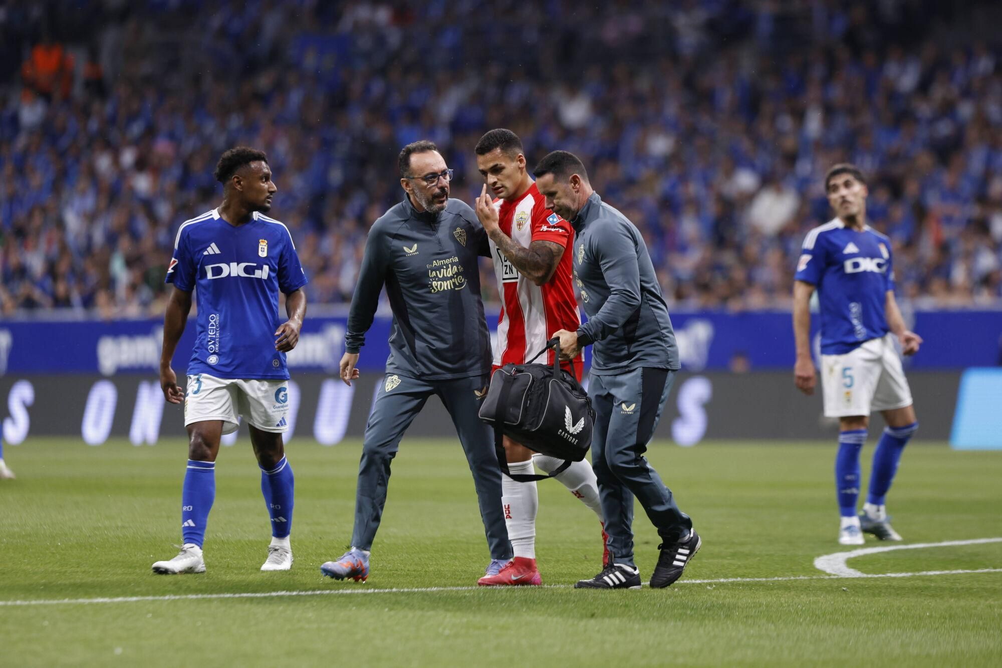 EN IMÁGENES: Ambientazo en la vuelta del play off entre Oviedo y Almería en el Carlos Tartiere