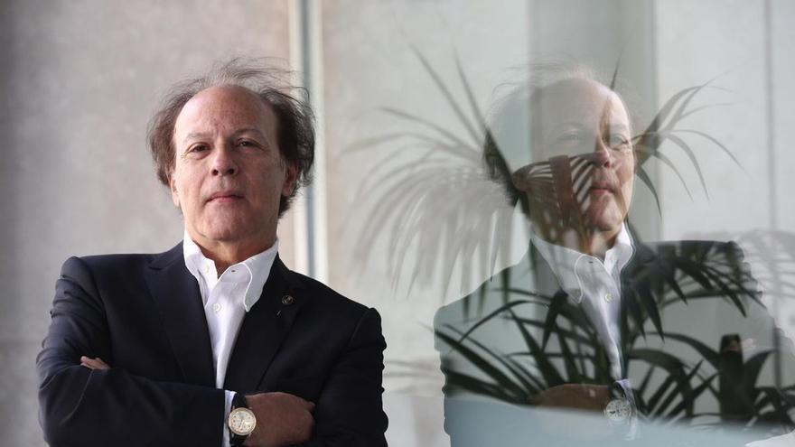 500.000 euros por los papeles de Javier Marías: así es el extenso archivo que revela cómo escribía sus novelas