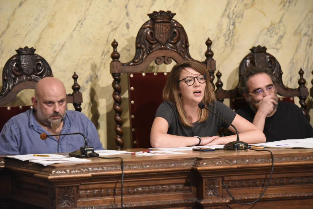 Desenes de persones omplen la sala de plens per donar suport a Montse Venturós