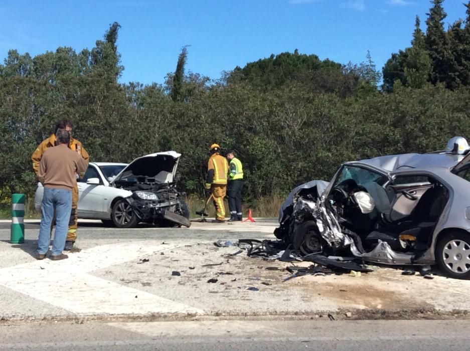 Varios heridos, entre ellos uno muy grave, en un choque frontal entre dos vehículos en Dénia.