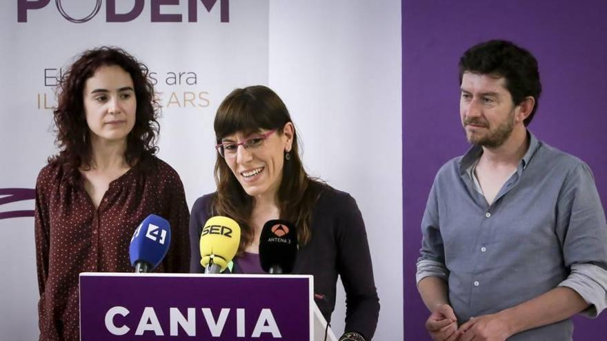 Camargo explica el programa de Podemos entre Jarabo y Ubassart, de la dirección estatal del partido.