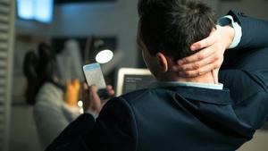Falsa miopia, lumbàlgia i lesions a les cervicals i els polzes: les malalties de l’‘homo mòbil’
