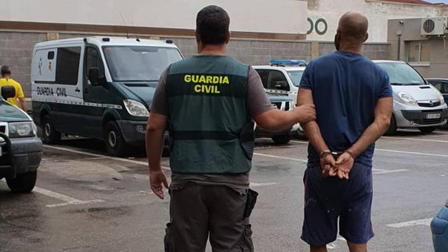 Detención del presunto autor del robo de viviendas en Torrevieja por agentes de la Guardia Civil