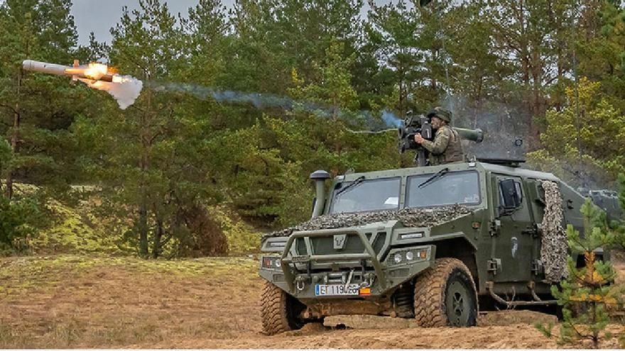 Un soldado de la Compañía de Defensa Contracarro de la Brigada Aragón I lanza un misil Spike en unos ejercicios en Sant Climent Sescebes (Girona).