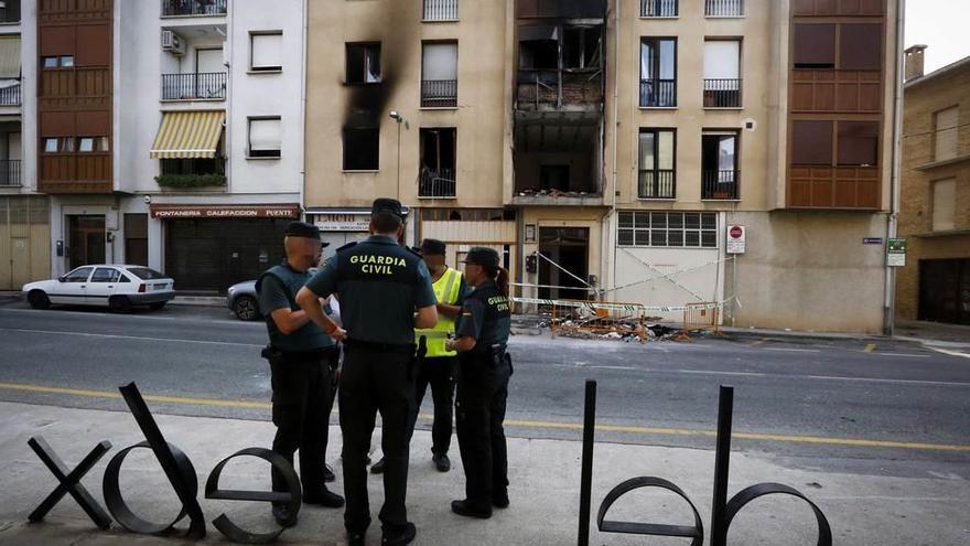 Agentes de la Guardia Civil, delante del edificio donde se produjo la explosión.