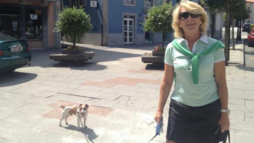 Esperanza Aguirre y su perro «Pecas», ayer, en Pravia.