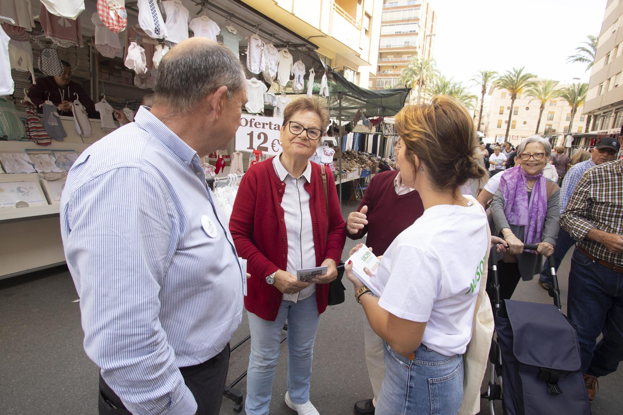 Los Partidos buscan el voto en el mercado de Alzira