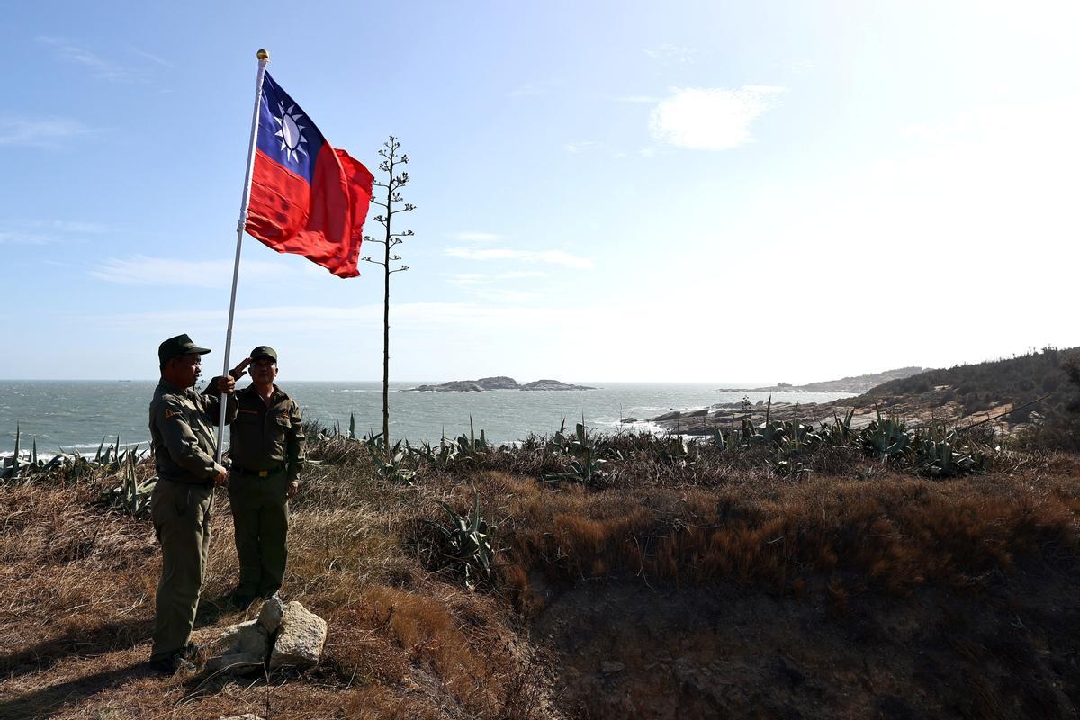 Taiwan descobreix un avió de combat i tres barcos militars xinesos a la seva zona de defensa