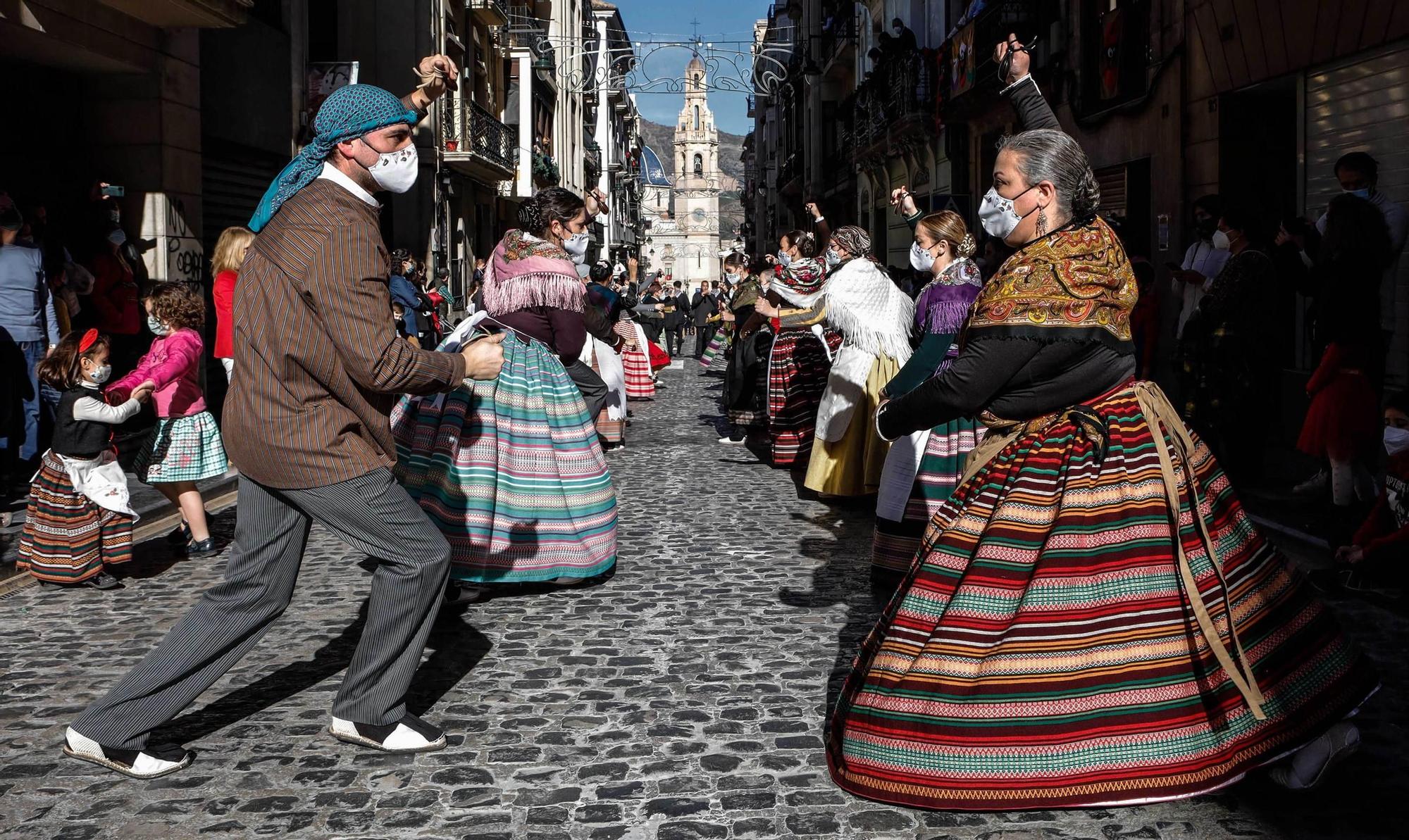 Alcoy da el pistoletazo de salida a su Trilogía del Nadal con el desfile de les Pastoretes