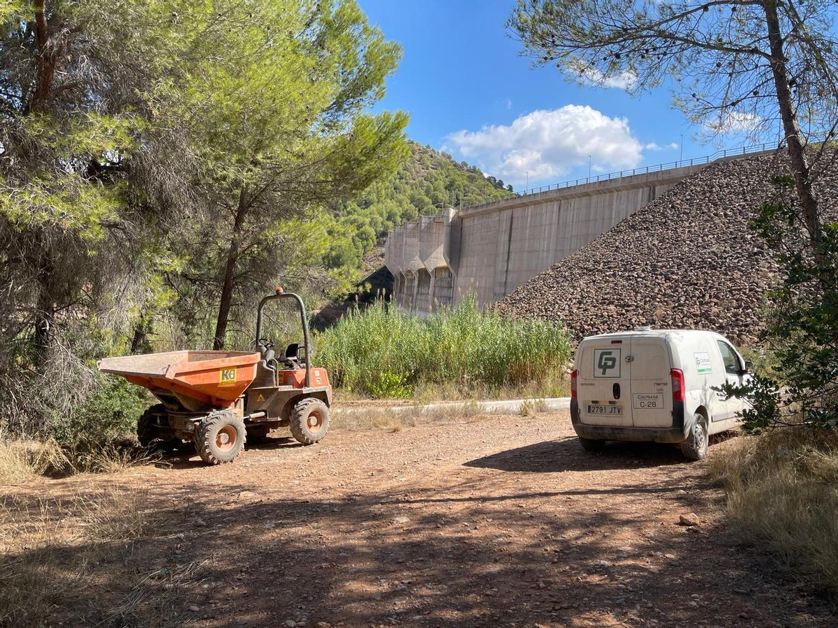 Maquinaria en la presa.
