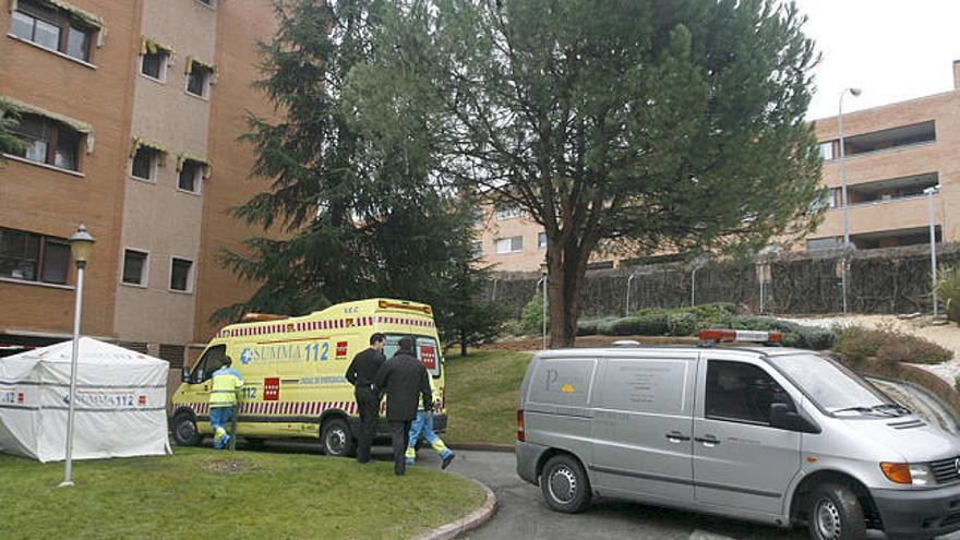 Tragedia. Imagen de la ambulancia del 112 y del furgón de los servicios funerarios desplazados al lugar.