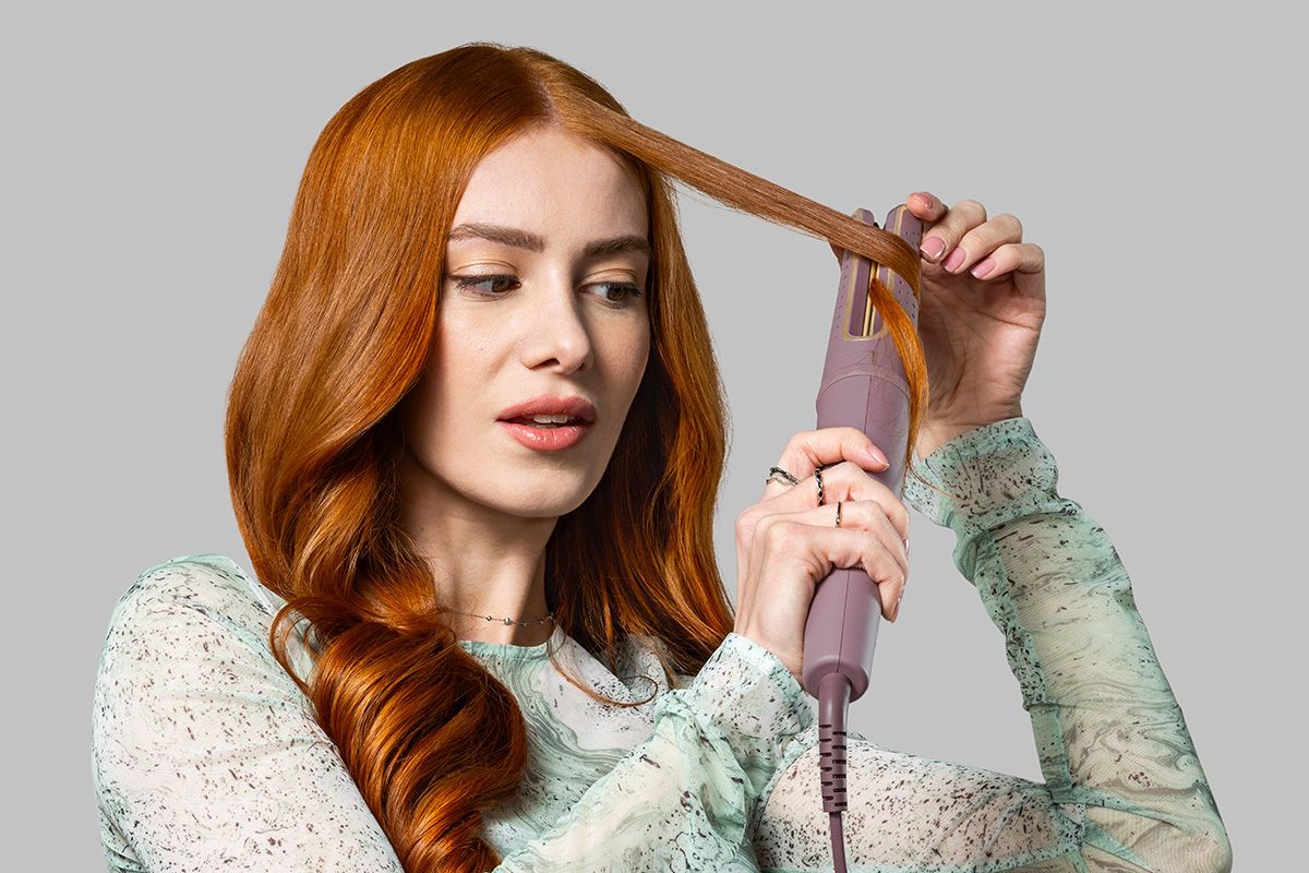 Ondas fáciles en segundos. El barril giratorio del CI8930 replica el movimiento de muñeca de la plancha mientras el aire ionizado ayuda a sellar el cabello y reducir el frizz.