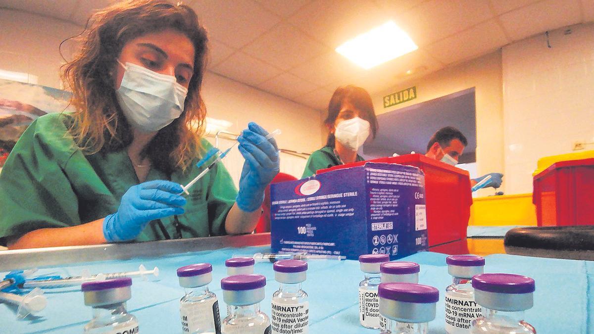 Imagen de enfermeras cargando vacunas contra el coronavirus en el Auditori de Castelló que funciona como centro de vacunación masiva.