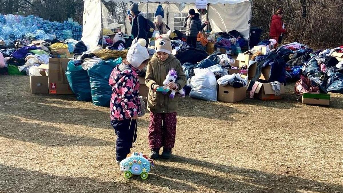 Niños ucranianos jugando en Dorohusk, en la frontera de Polonia con Ucrania.