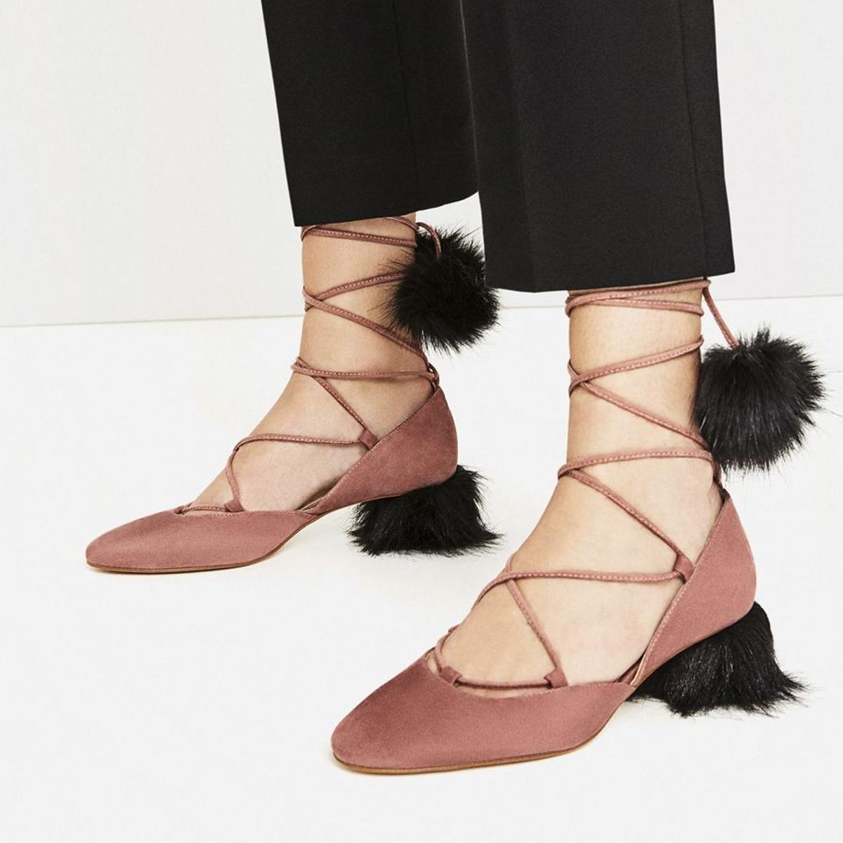 Sandalias con tacón de pelo, de Zara