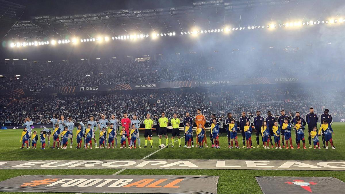 Estadio de Balaídos con el Celta y el Olympique de Lyon antes del comienzo del partido