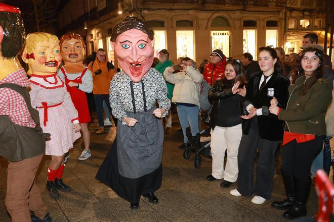 El Meco y los cabezudos estrenan el carnaval en Vigo.