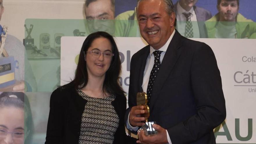 Jorge Ochoa (d), de Alcampo Murcia, recogiendo el premio