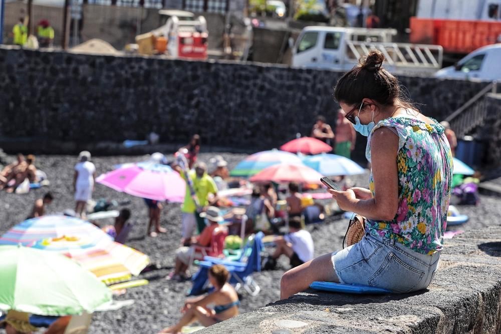 Gente con mascarillas, distancia social, fumadores