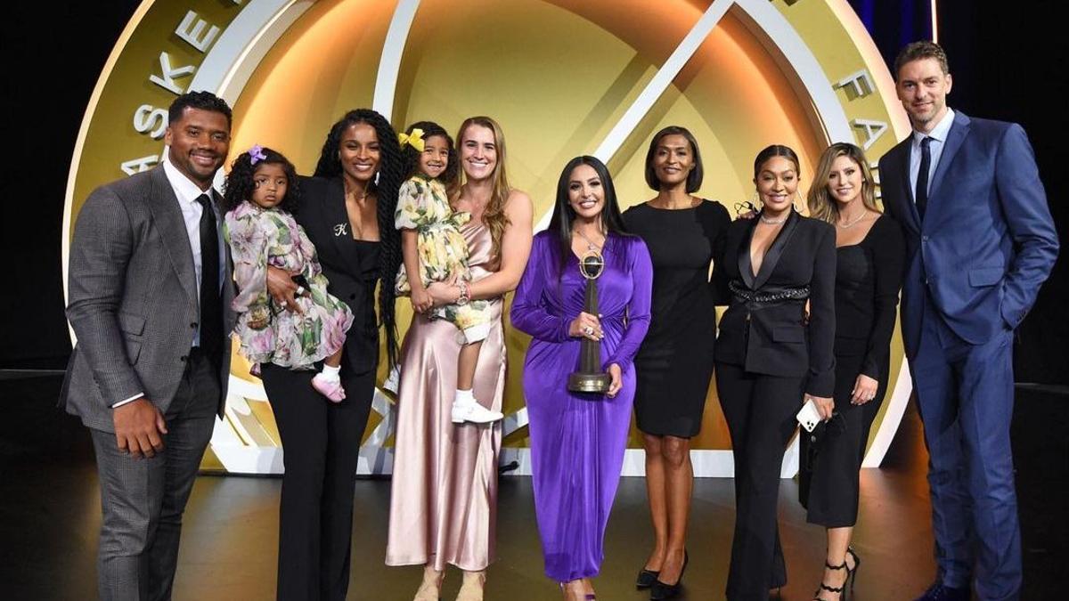 Pau Gasol, junto a la familia de Kobe, en el Hall of Fame