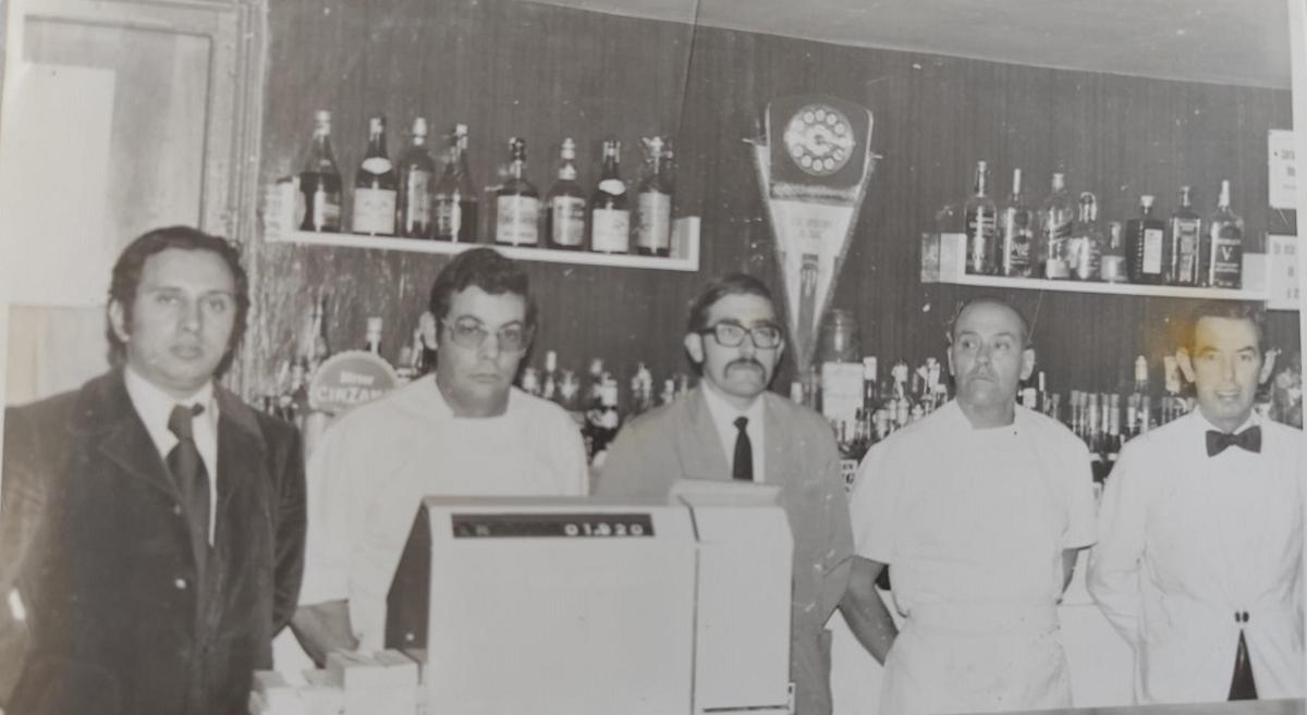 Foto año 69. De derecha a izquierda, Severino, camarero de barra; Virgilio, jefe de cocina, José camarero, José cocinero y Villabona, cuando tomó las riendas del restaurante solo