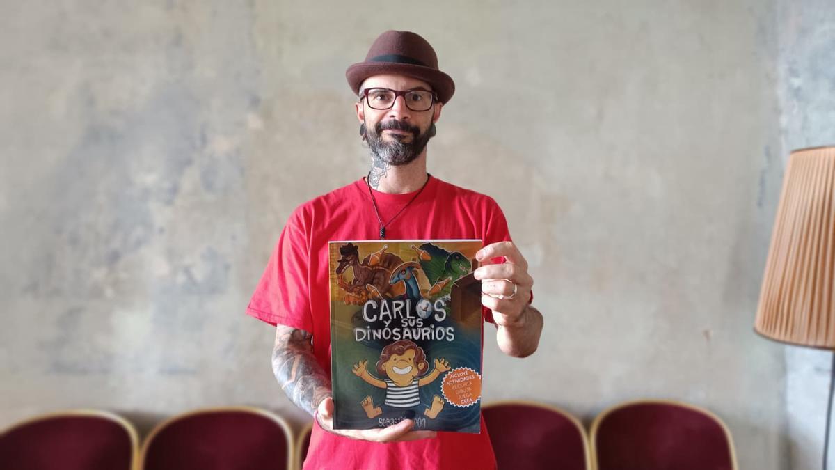 Juan Sebastián León, con su libro "Carlos y sus dinosaurios".