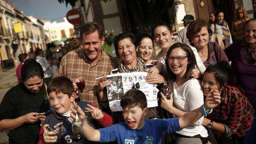 Los vecinos de Villanueva de la Concepción celebran el Gordo.