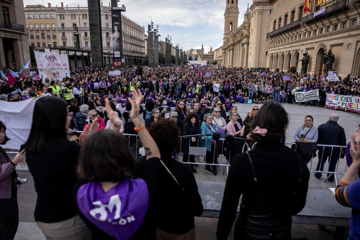 En imágenes | La marea feminista viste de morado el centro de Zaragoza por el 8M