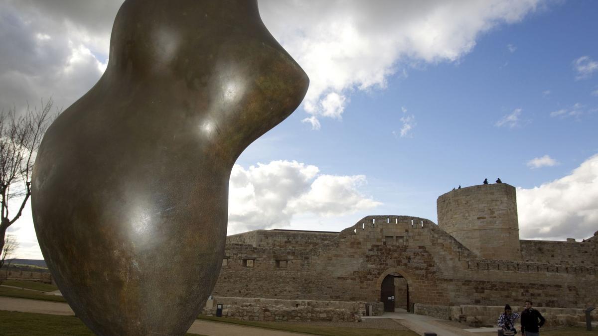 ESCULTURA DE LOBO EN EL CASTILLO