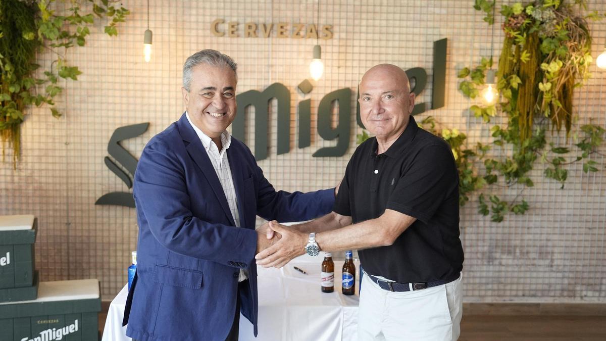 Miguel de Hoyos, responsable de marketing local de Cervezas San Miguel, y Antonio Jesús López Nieto, presidente de Unicaja.