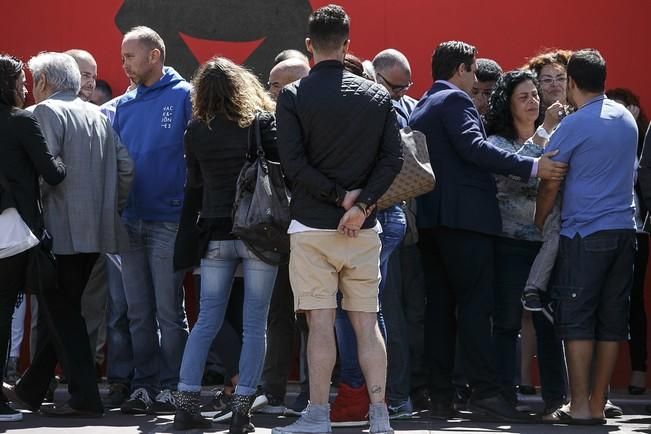 18/04/2016 SUCESOS derrumbe de la vivienda en los critianos donde fallecieron 7 personas  acto homenaje a las victimas   con un minuto de silencio en la plaza del pecador con  autoridades municipales colaboradores en el desescombro  familiares de las víctimas  y vecinos de los cristianos