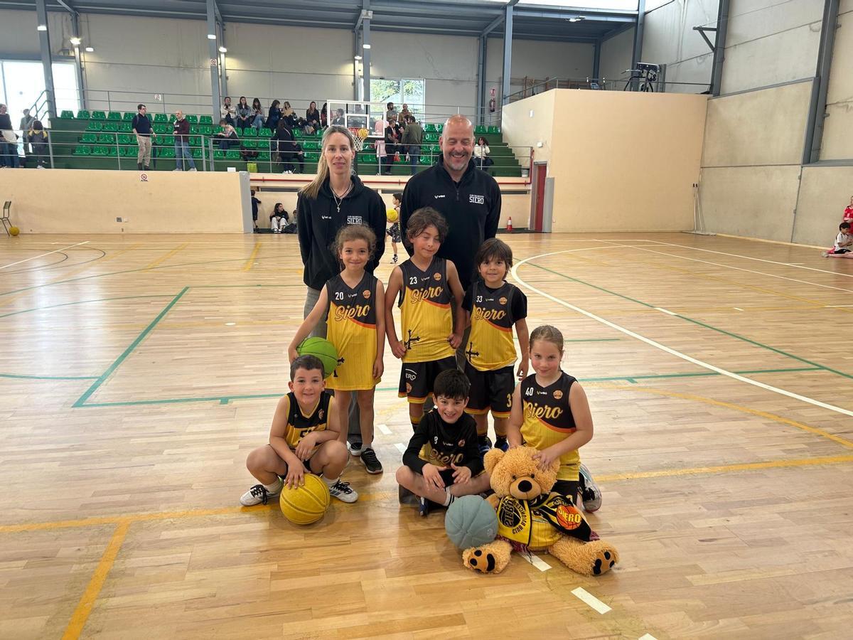 Integrantes del equipo baby del Club Baloncesto Siero.