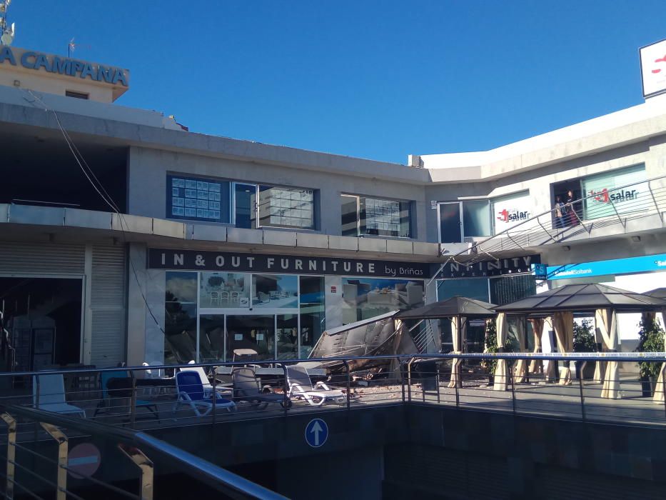 El viento derriba un cartel de grandes dimensiones sobre la terraza de un centro comercial en Orihuela Costa sin causar víctimas